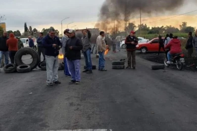 Sin respuestas: trabajadores del ingenio Santa Bárbara cortan la ruta 38