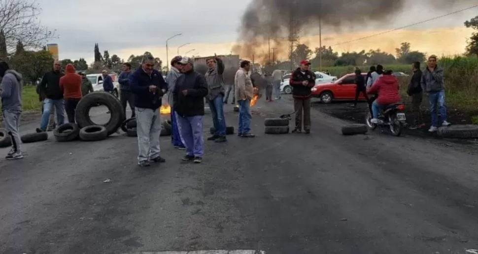Sin respuestas: trabajadores del ingenio Santa Bárbara cortan la ruta 38