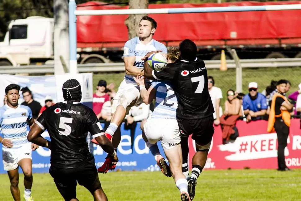 REVANCHA. Carreras (en lo más alto, en la foto) apoyó un try ante Gales pero se lo anularon. El de Los Tarcos será titular. prensa uar