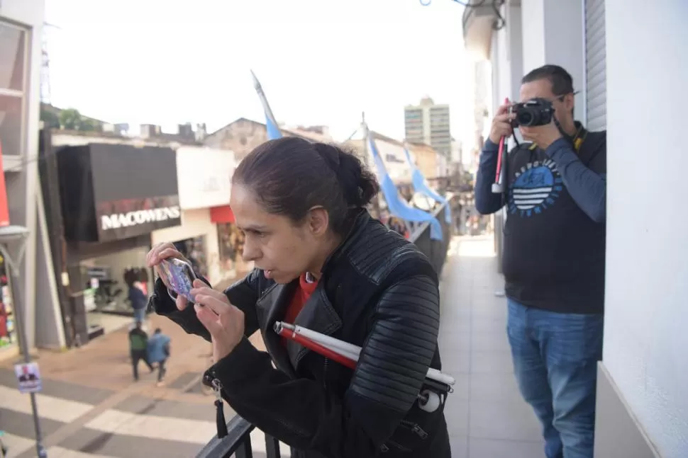 EN ACCIÓN. Verenice Hernández y Gerardo “Gerry” Ramírez toman fotografías desde el balcón de LA GACETA, en su visita a Tucumán. LA GACETA / FOTO DE FRANCO VERA.-