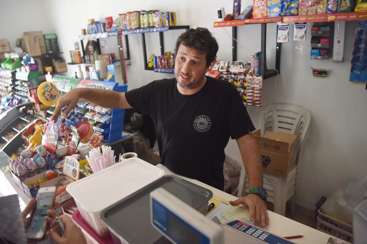 ATEMORIZADOS. “Ahora los empleados no quieren venir más”, dijo el dueño del drugstore. la gaceta / foto de Analía Jaramillo