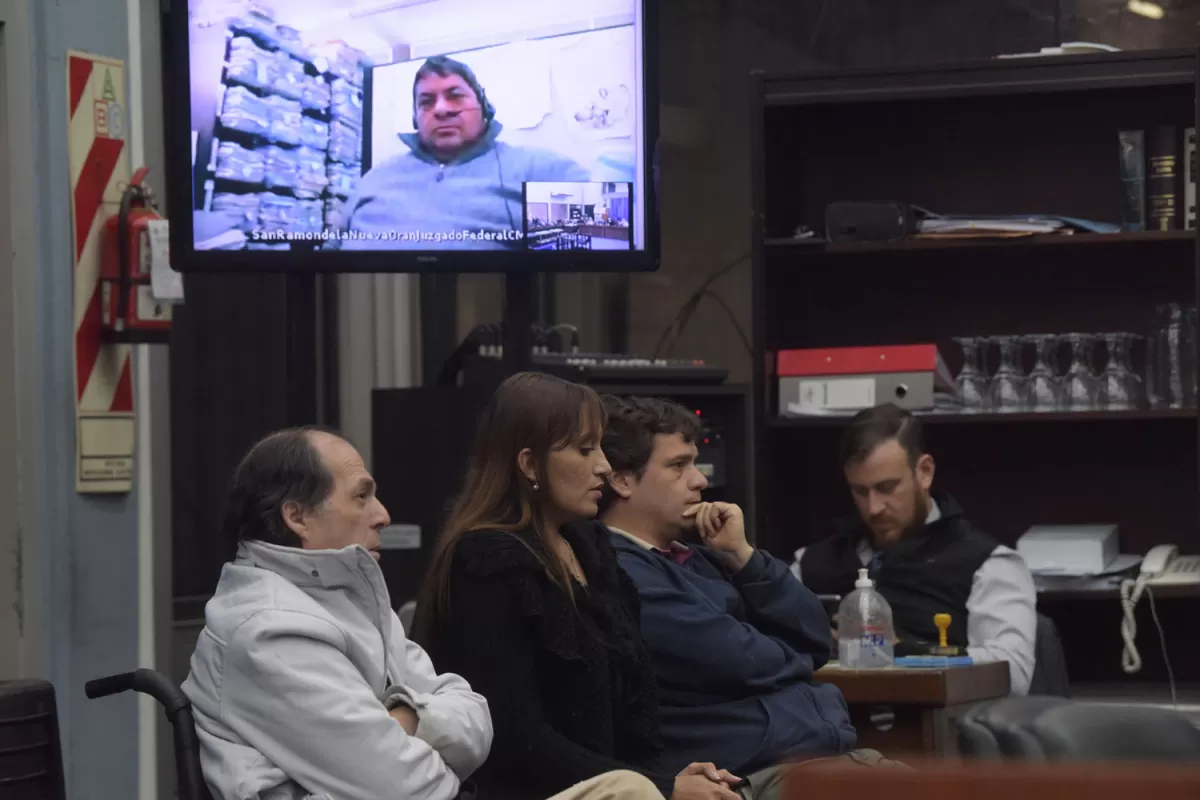 AUDIENCIA. Daniel Jalil (izquierda); Alicia Herrera y Luis Gallo, en los sillones de los acusados; Raúl Delgado siguió el juicio mediante videoconferencia. la gaceta / fotos de franco vera