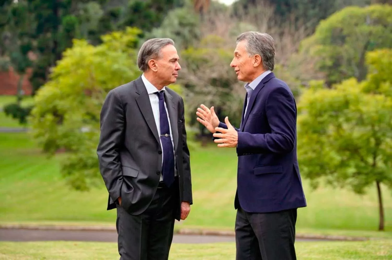 LA PRIMERA FOTO. Pichetto y Macri en el Jardín de la Quinta presidencial de Olivos.