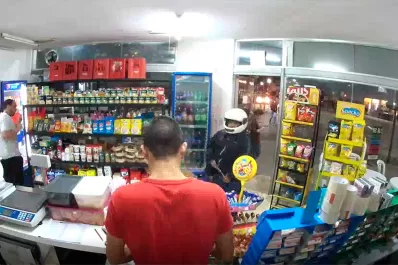 Video: a un ladrón se le escapó un tiro y se hirió la pierna