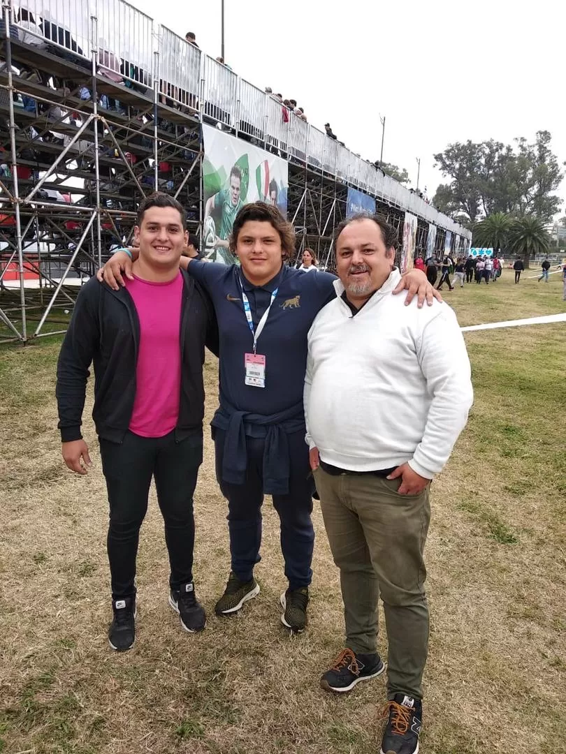 ORGULLOSOS. Matías y Sebastián Gallo junto a Thomas, protagonista de un try que dio la vuelta al mundo. 