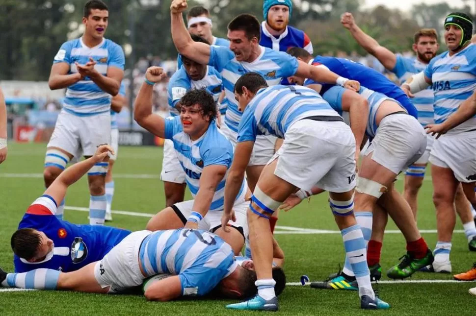 ENTRE TODOS. Thomas Gallo celebra el try de Pablo Dimcheff, en el que Mateo Carreras resultó fundamental. Los Pumitas se adueñaron del partido desde el primer tiempo ante el campeón del mundo. 