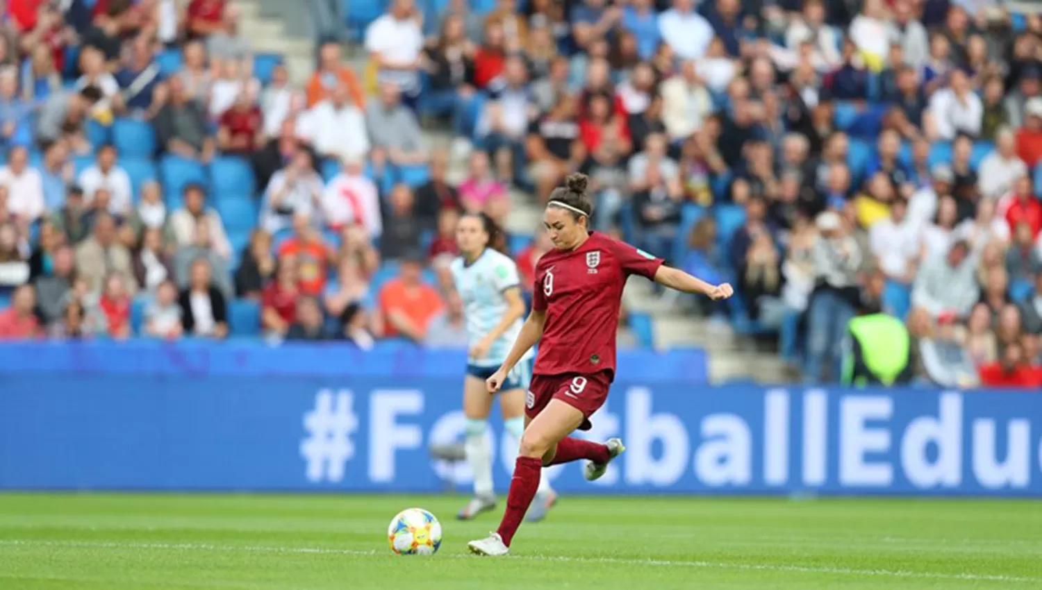 Jodie Taylor acciona en la mitad de la cancha. (FOTO TOMADA DE TWITTER es.fifa.co)