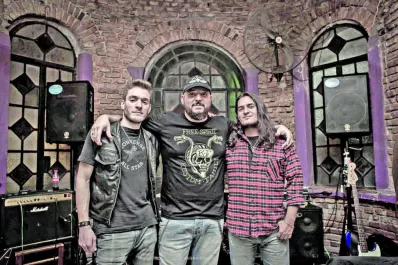 Burro de Arranque, una banda entre aceleradas de motos y asados