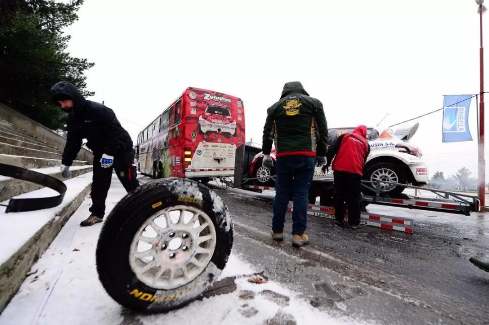 DE BLANCO. El parque de asistencia fue invadido por la nieve que cayó. twitter @RallyArgentino