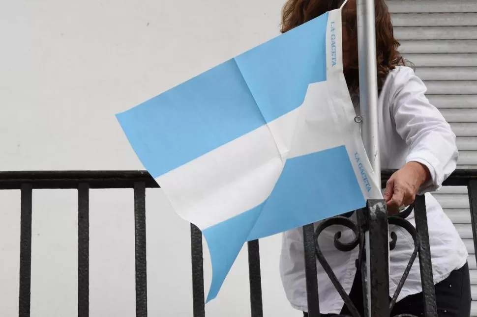 PARA COLGAR. Esta es la bandera que te regalamos mañana con el diario, para poner en el balcón o patio.  