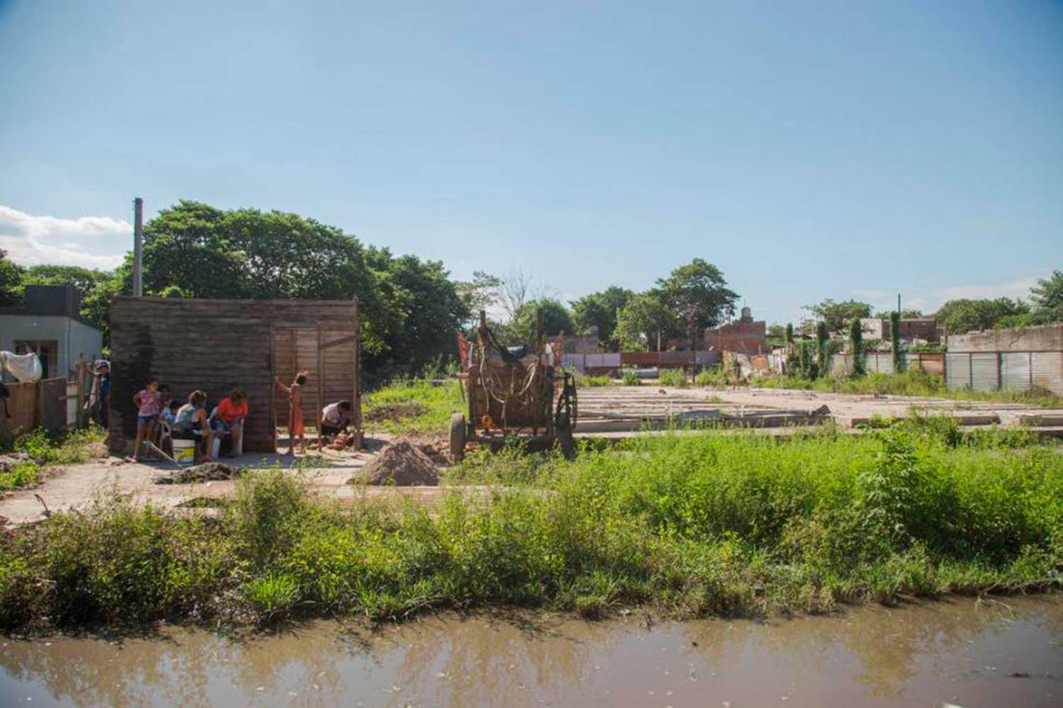 FEBRERO DE 2018. Los parantes de aluminio habían sido arrancados y sólo quedó el contrapiso. En enero el predio fue loteado por vecinos pero retiraron a condición de que se construya el centro.