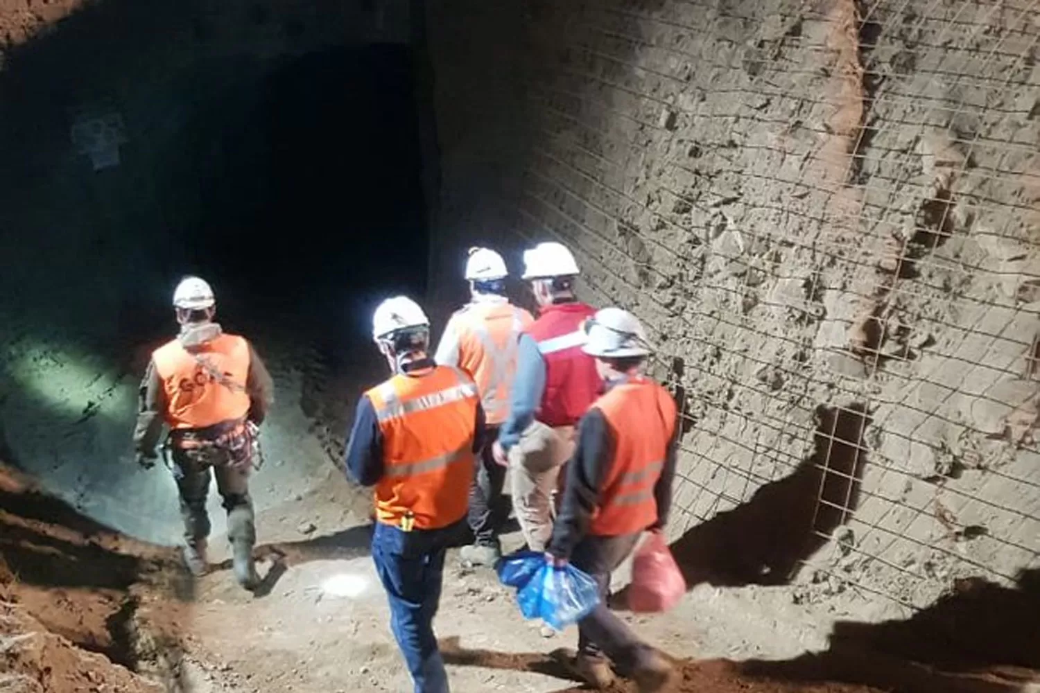 MINA DE TOCOPILLA. Los equipos de rescate trabajan desde el jueves en el lugar.