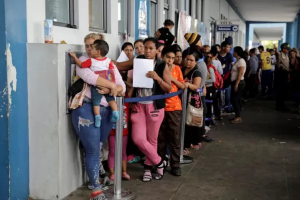 Migrantes venezolanos corren hacia la frontera con Perú