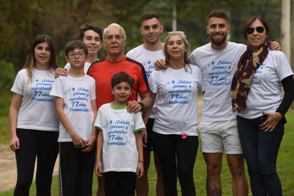 EN FAMILIA. Francisco Parrado, con sus nietos y algunos de sus hijos.  