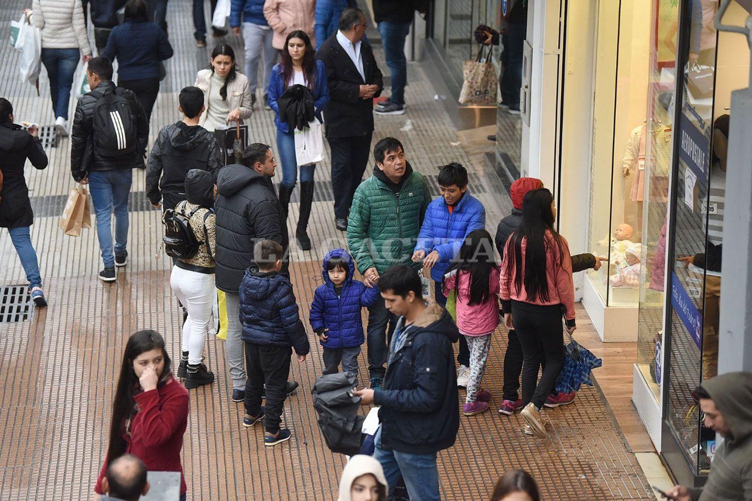 Pese a la lluvia, los tucumanos invadieron el centro en busca del regalo para papá