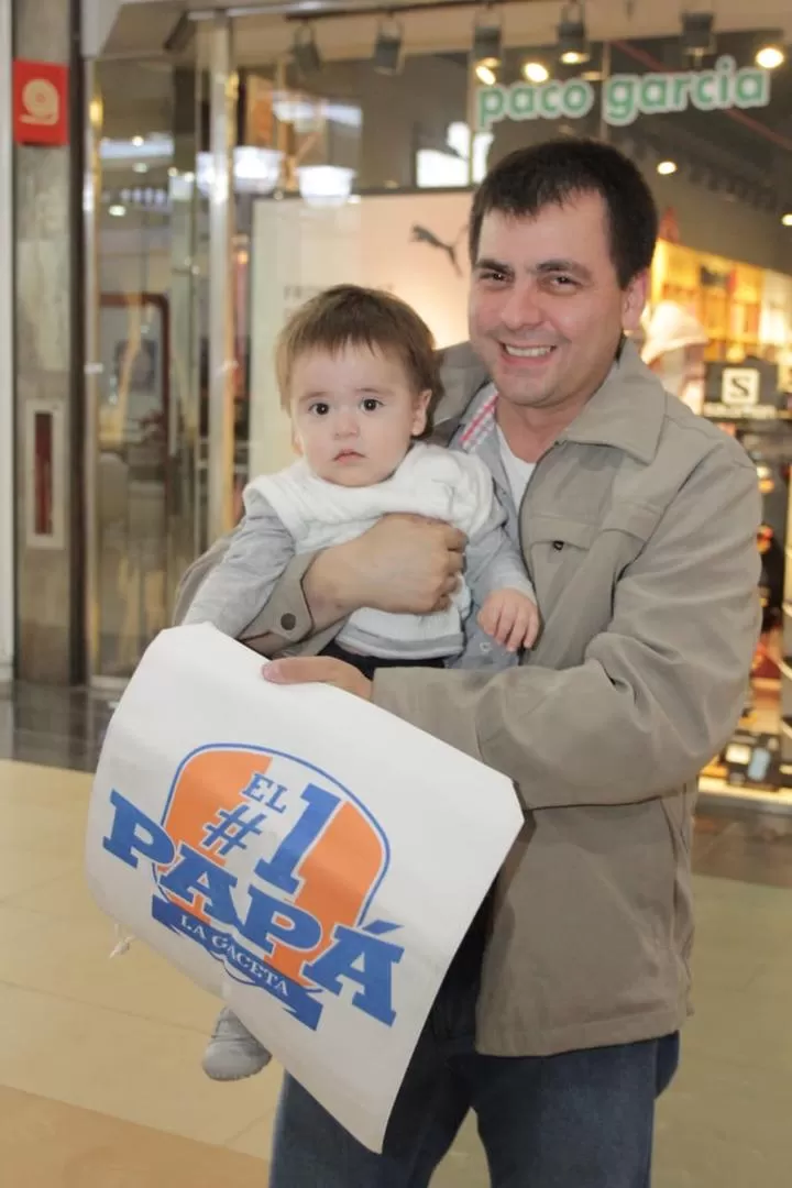 REGALO. Un papá muestra la mochila botinera de LA GACETA. 