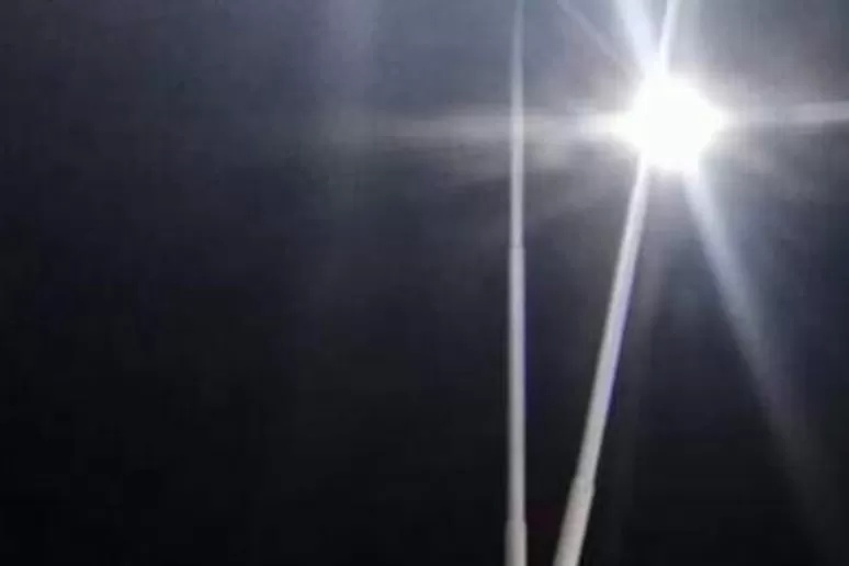 ASÍ QUEDÓ EL AUTO. El vehículo impactó de lleno contra dos postes de luz.