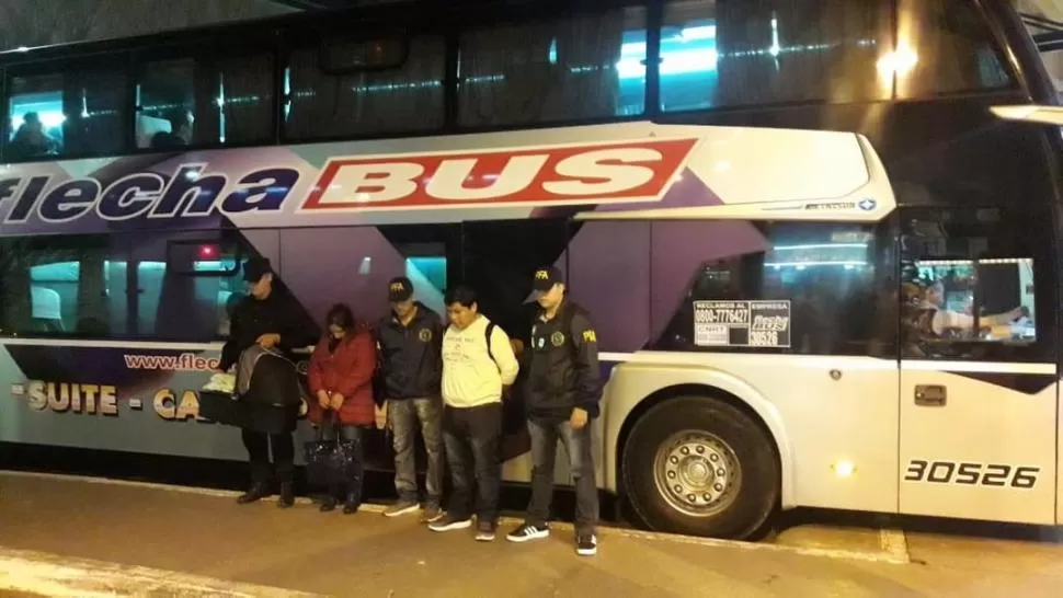 EN LA PLATAFORMA. La pareja llevaba al menor en un ómnibus de larga distancia. La madre biológica del pequeño llegará en las próximas horas.  