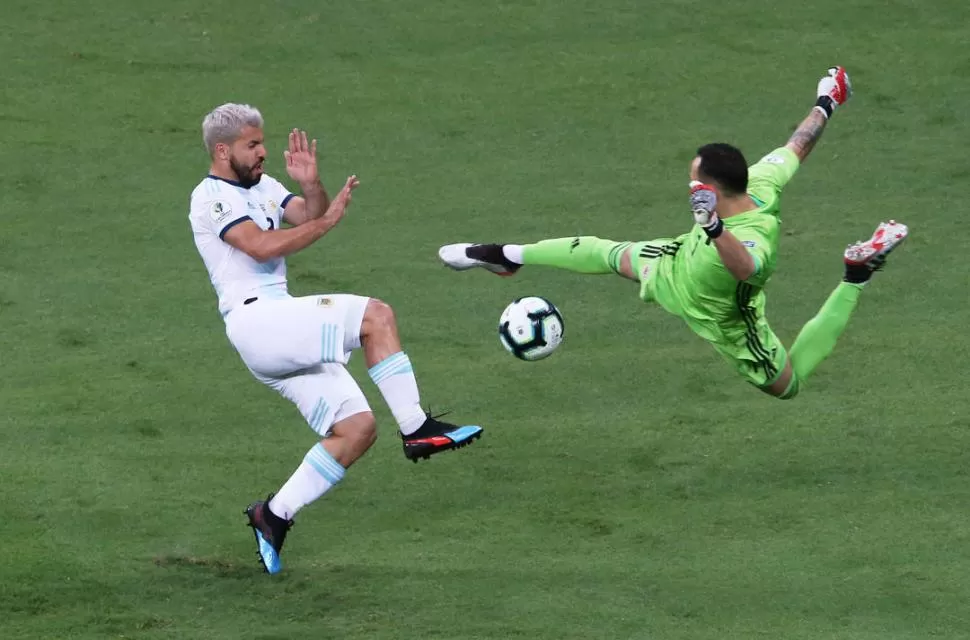 NO ESTUVO EN SU MEJOR NOCHE. Agüero pierde en el duelo con Ospina. El delantero de Manchester City no pesó en ofensiva y terminó siendo reemplazado por Matías Suárez, en la recta final del duelo. Reuters