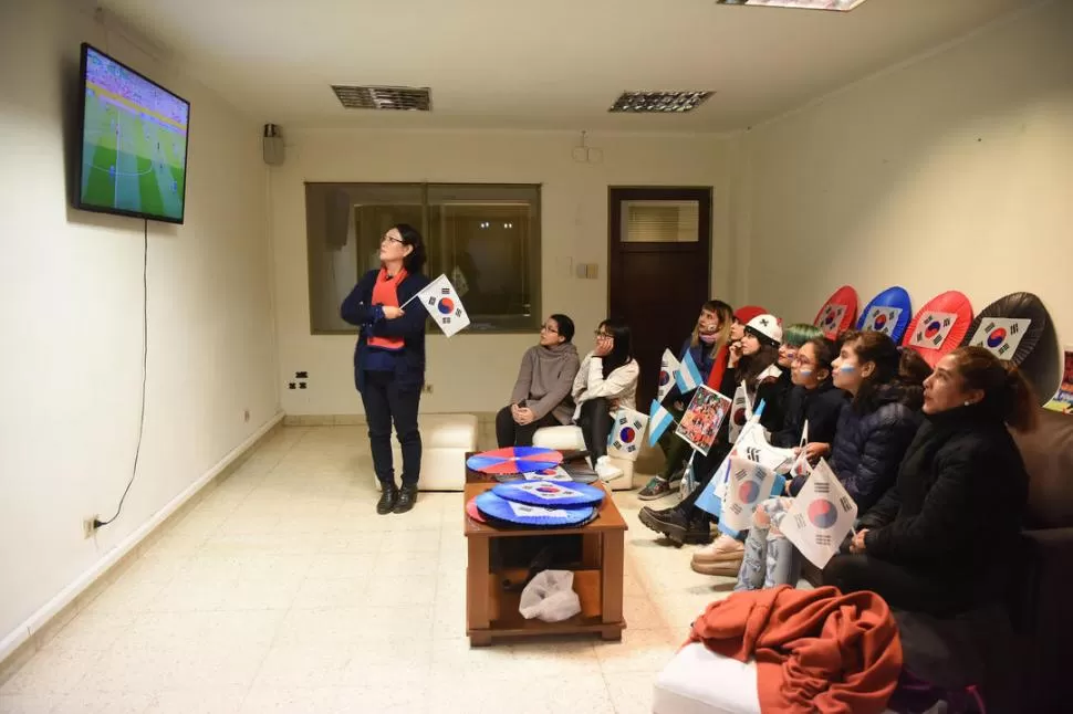 MÁXIMA TENSIÓN. Las chicas celebraron el gol de Corea como si lo hubiera hecho Messi. Al final, aplaudieron a su equipo. la gaceta / fotos de Analía Jaramillo 