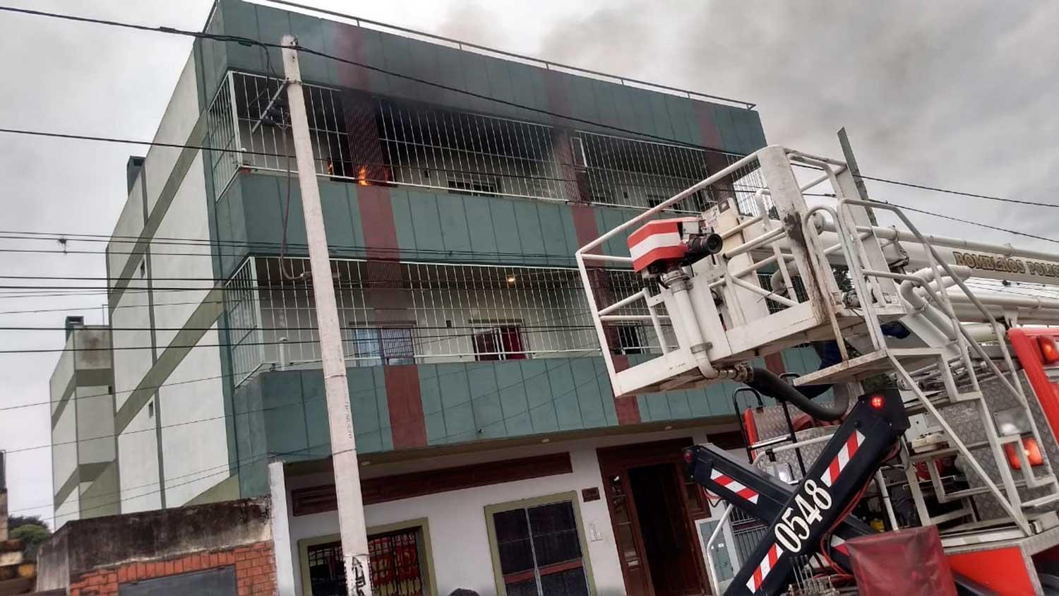 Olvidaron una estufa prendida, la corriente volvió de golpe y se incendió el departamento