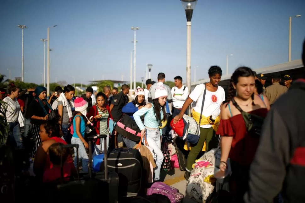 ESPERA. Más de 8.000 venezolanos hicieron cola en Tumbes en los últimos días, a pesar de las restricciones.  reuters