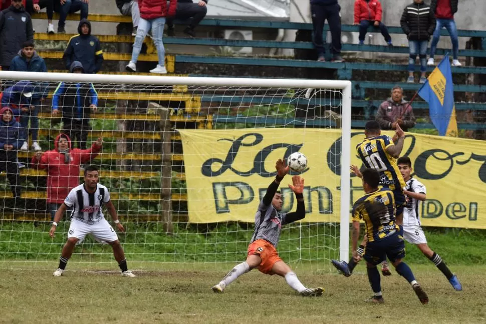 APERTURA. Antonio Ibáñez (10) remata ante Martín Perdiguero (arquero de Unión del Norte), que no puede evitar el 1 a 0. la gaceta / foto de diego aráoz