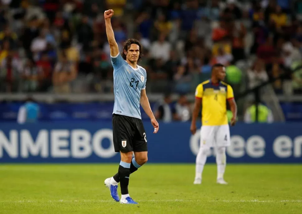 LÍDER ANOTADOR. Cavani levanta el brazo y cierra su puño para festejar su gol durante el partido ante Ecuador, anoche. reuters