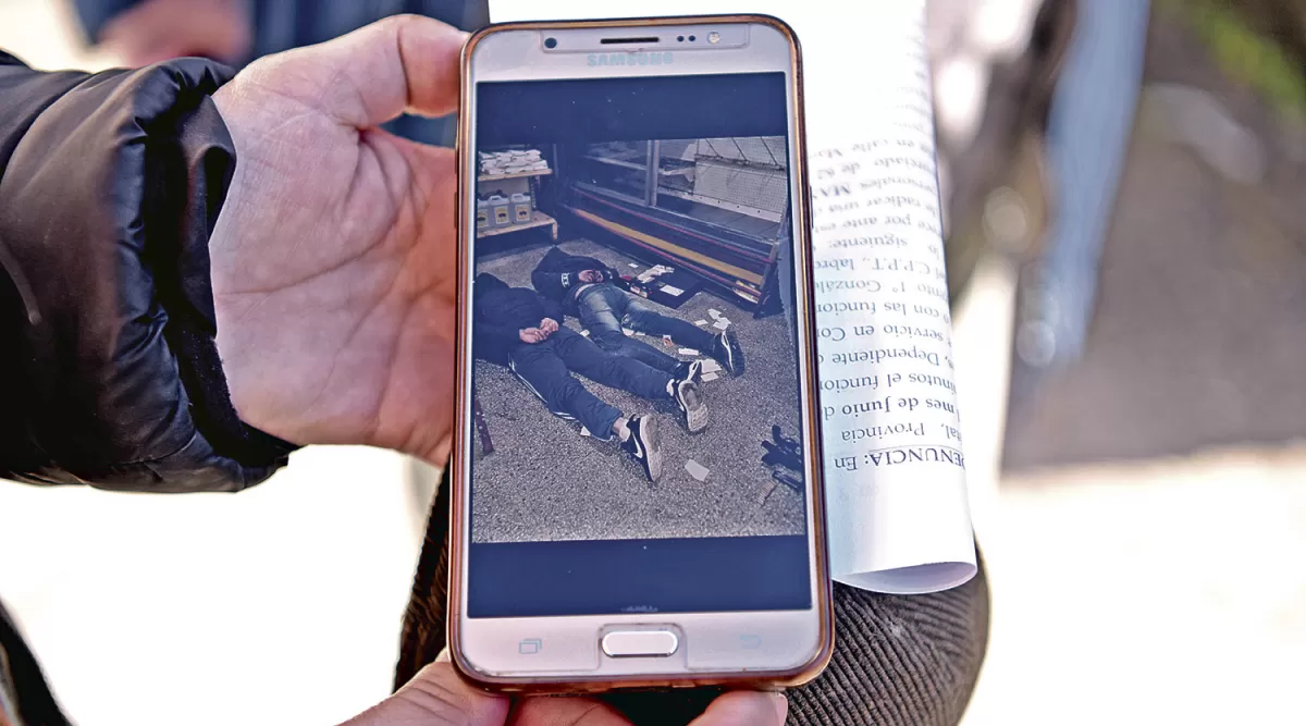 INTERCEPTADOS. Dos jóvenes fueron detenidos por intentar robar de local. LA GACETA/FOTO DE FRANCO VERA