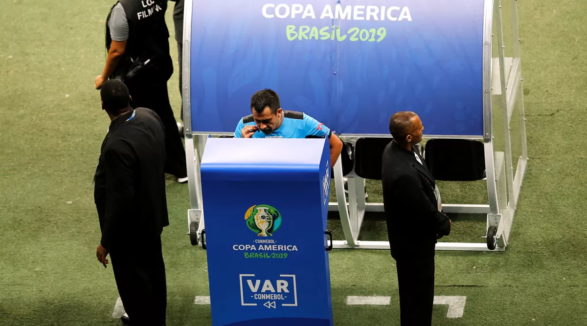 Julián Bascuñán, en uno de los goles que le anuló a Brasil con la asistencia del VAR. Reuters