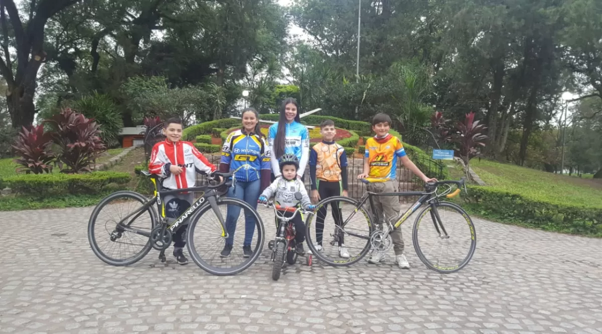 UN RUEGO. Bruno y Valentina Salinas, Martina y Joaquín Iglesias, Luca Ledesma y el pequeño Santino Montivero se desviven por tener una pista para entrenarse. 