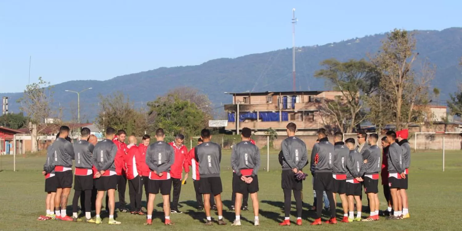 LA PRIMERA CHARLA. Los Santos arrancaron la pretemporada al mando de la dupla técnica.