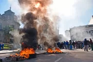 Empleados de un supermercado cortaron todos los accesos a la plaza Independencia