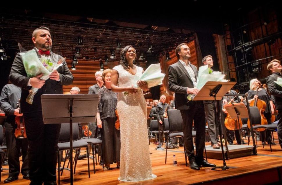 EN LONDRES. Recibe los aplausos por su Fausto de “Mefistófeles”.  Serenade Magazine