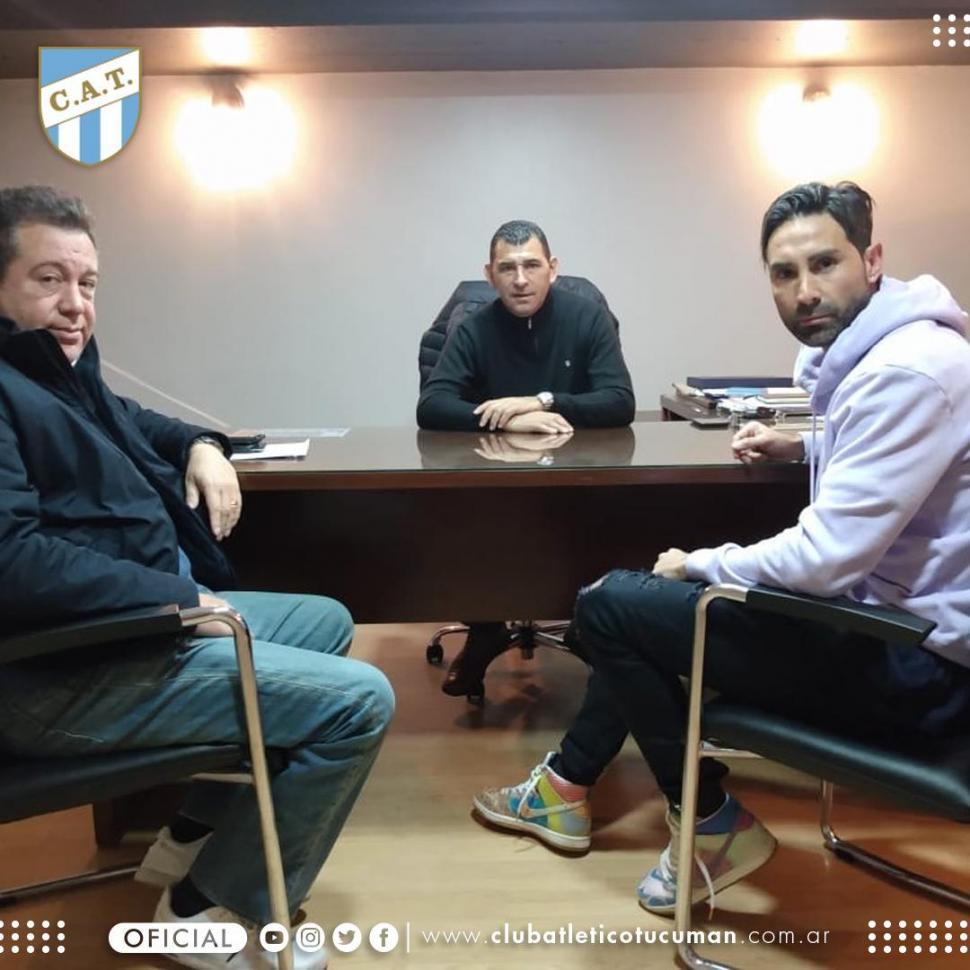 EL MOMENTO POS FIRMA. Lucchetti posa con Mario Leito, en la oficina del dirigente, luego de renovar su vínculo con el club. prensa club atlético tucumán