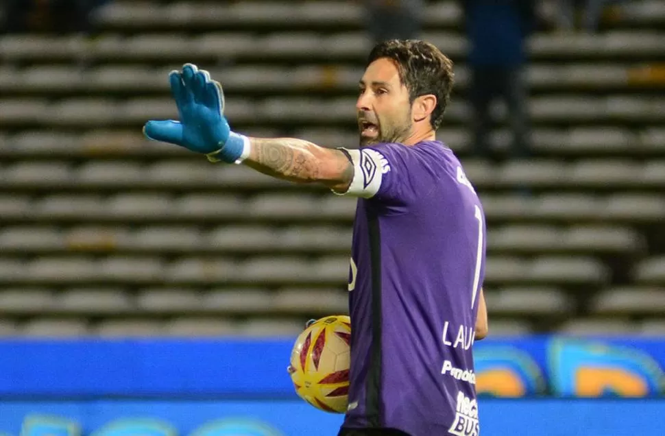 TERMINÓ EN CANCHA. Pese a la lesión, Lucchetti jugó hasta el último partido de la temporada anterior (0-1 ante Tigre). ARCHIVO