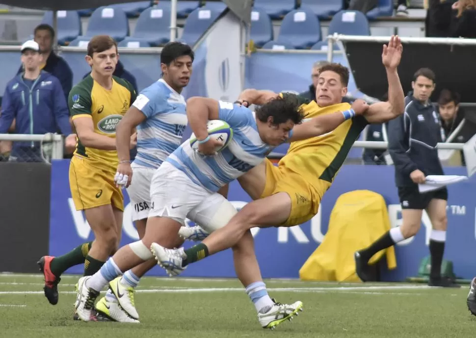 TUCUMANOS. Thomas Gallo avanza con el apoyo de Gonzalo García. Los Pumitas jugarán el sábado por el tercer puesto. prensa uar