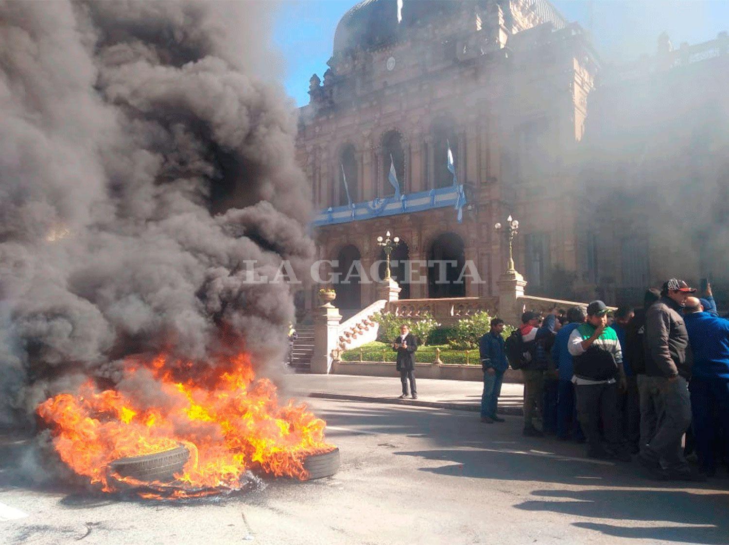 Denuncian penalmente a los manifestantes que sitiaron la plaza Independencia