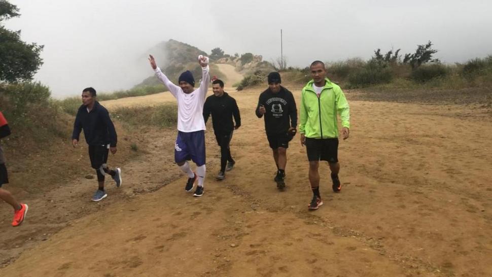 LA LLEGADA. Pacquiao levantó sus brazos y sonrió cuando arribaron a destino. 