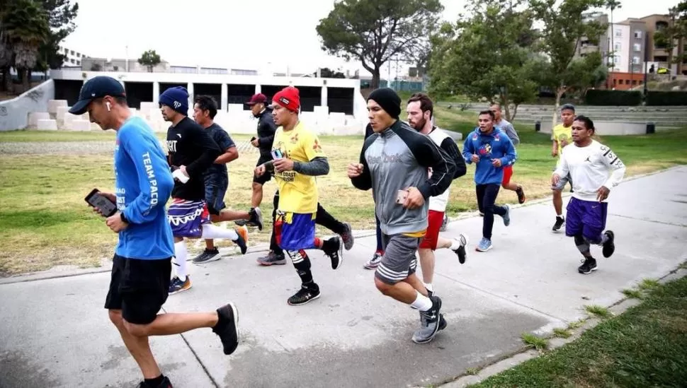 CONCENTRADO. Coria (gorro negro y campera Reebok) se posicionó al lado de Pacquiao en el trote que hicieron al parque del Observatorio Griffith, en Los Ángeles. fotos de gustavo sosa 