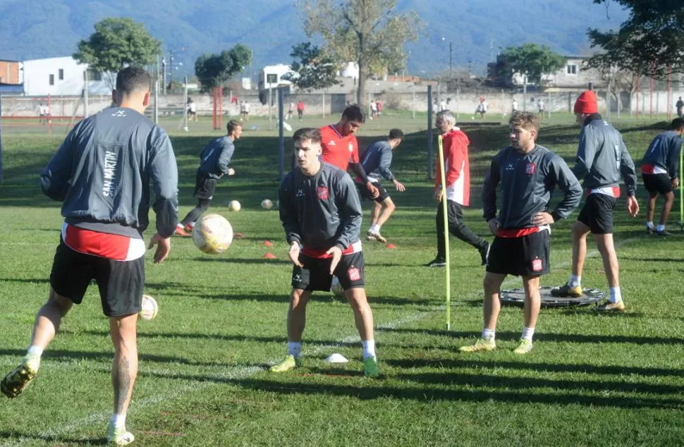 MUCHA PELOTA. Los jugadores de San Martín practicaron los gestos técnicos. la gaceta / foto de Antonio Ferroni