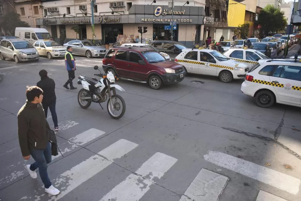 LENTO. Circular por calle Salta fue casi imposible; todo empeoró con un corte en la intersección con San Martín. - LA GACETA / FOTOS DE ANALÍA JARAMILLO.-