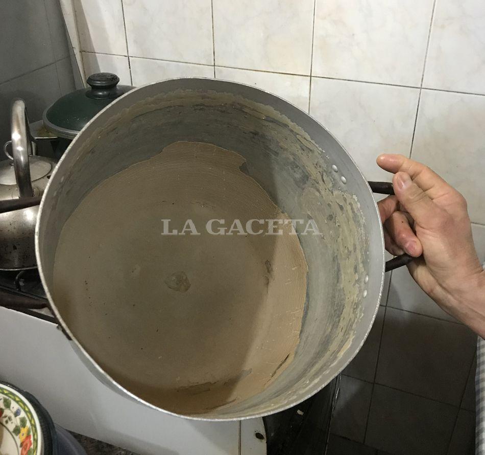 En esta olla de locro, Inés calienta agua porque no tiene agua caliente en el baño. LA GACETA / Foto de Julio Marengo