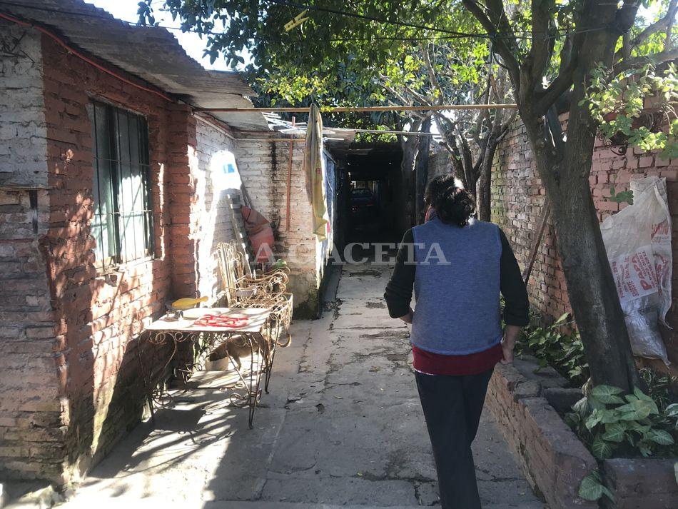 La mujer debe ingeniárselas para sacar a su marido en silla de ruedas por el largo pasillo con el contrapiso destruido. LA GACETA / Foto de Julio Marengo