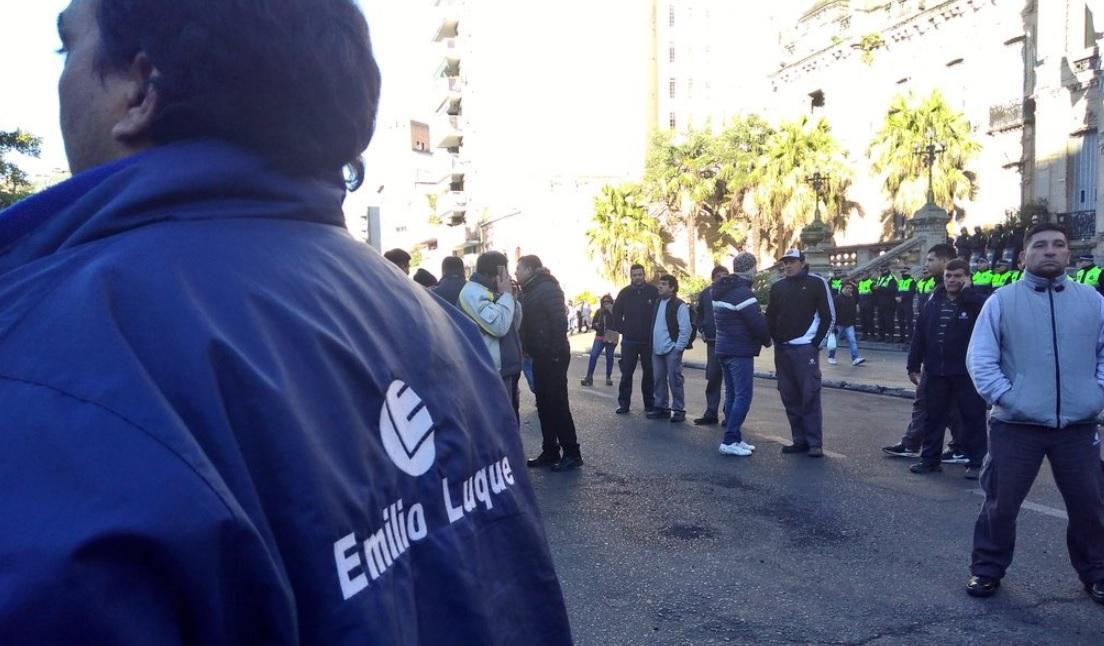 PROTESTA. Los empleados cortan los accesos a la plaza. Foto gentileza @Josecitors  