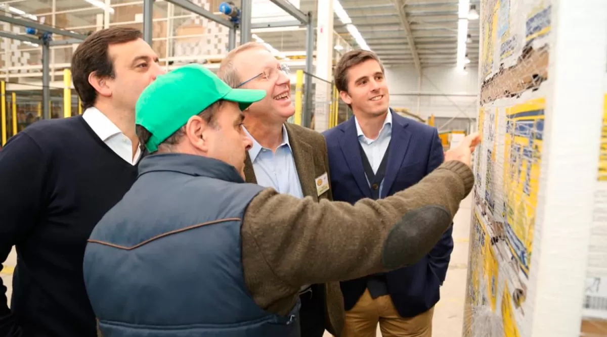 RECORRIDO. José Luis Morea durante su visita a la citrícola Citromax.  