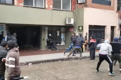 Dos facciones de Uatre se enfrentaron con palos, piedras y cascotes en Concepción