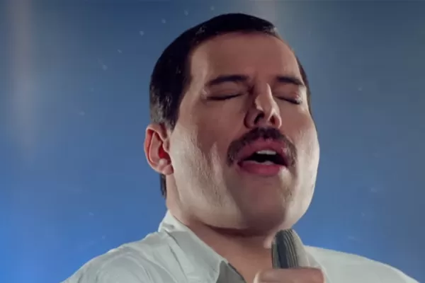 Compará las dos versiones de Time, cantadas por Freddie Mercury