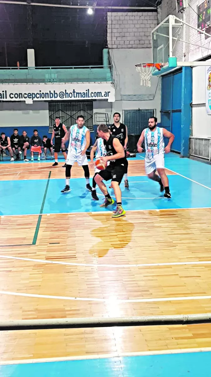 ACCIÓN. Skibski driblea en zona pintada, ante tres jugadores de Concepción BB.