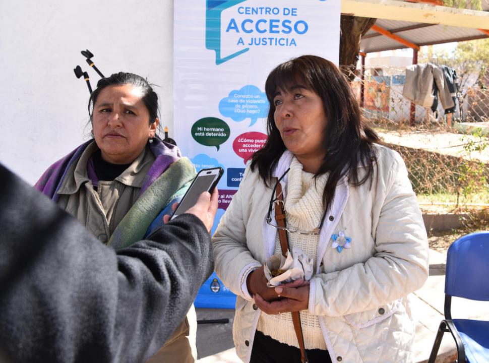 INQUIETUD. Guadalupe Caro y Azucena Díaz describen necesidades vecinales. 